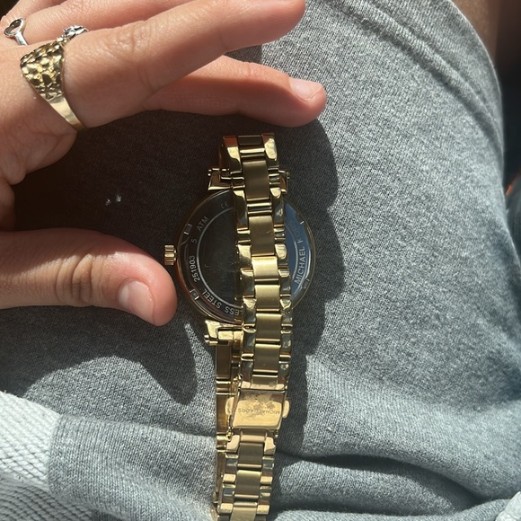 It’s not busted or anything and it’s very nice and clean - Picture 2 of 4